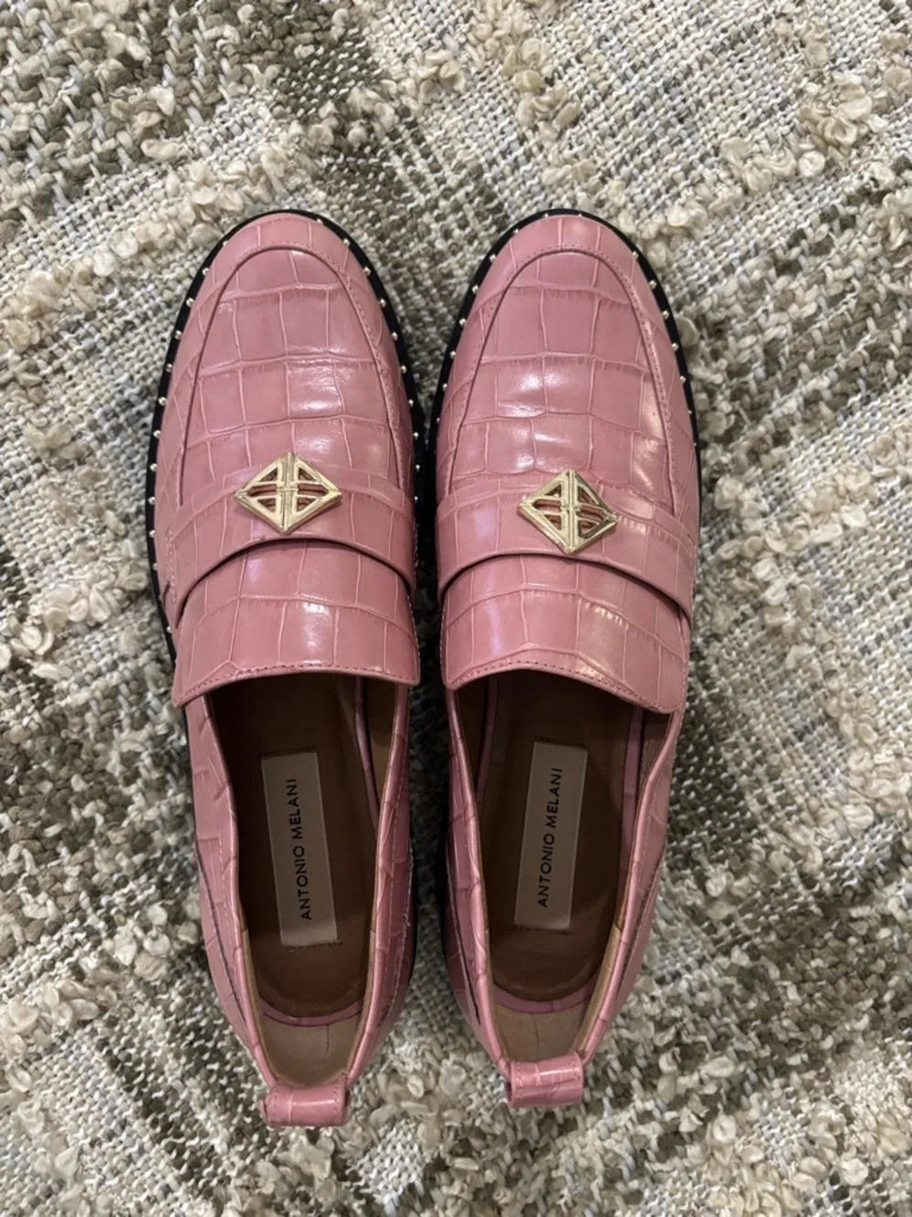 Antonio Melani Pink Croc-Embossed Arrllo Lug Sole Loafers with Gold Accent Sz 9‎
